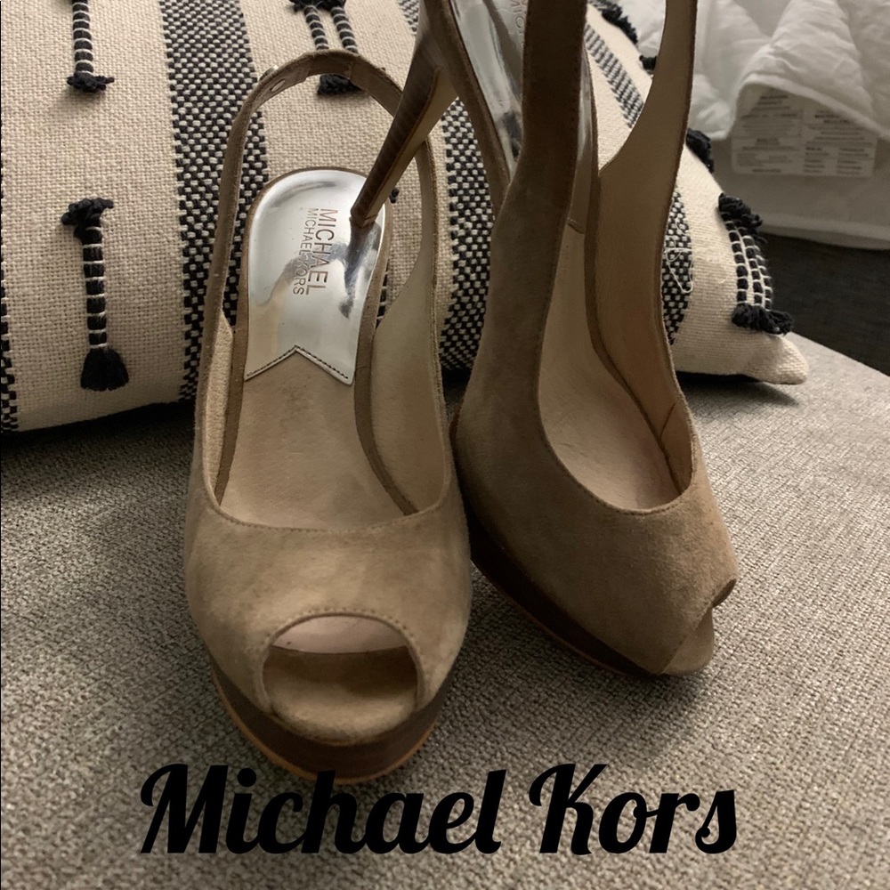 ❤️MICHAEL KORS NATURAL SUEDE PLATFORM HEELS SIZE 7